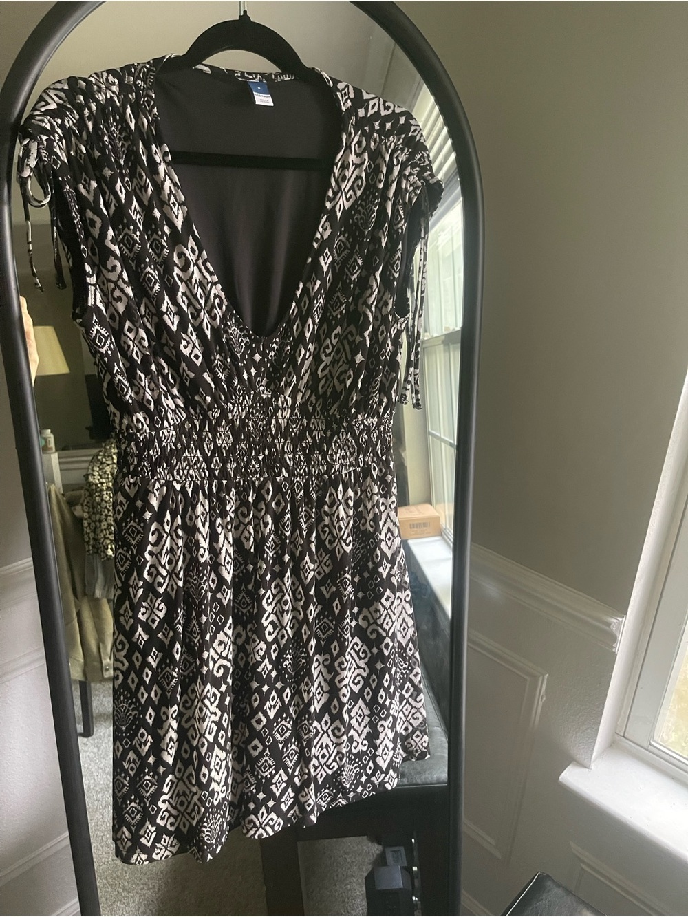 Old Navy Black and White Printed Short Sleeve V-Neck Tunic